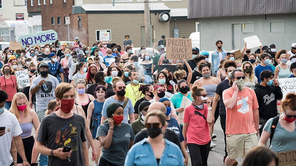 On May 26, 2020, people protested against police violence after the death of George Floyd. Large crowd of protesters in a street. (Photo: Fibonacci Blue/Wikimedia)