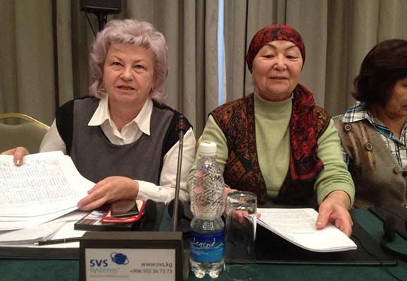 Kyrgyz civil society representatives Svetlana Bashtovenko and Bubusara Ryskulova collect signatures on a petition against the adoption of the draft "Foreign Agents Law" (photo credit: ICNL)
