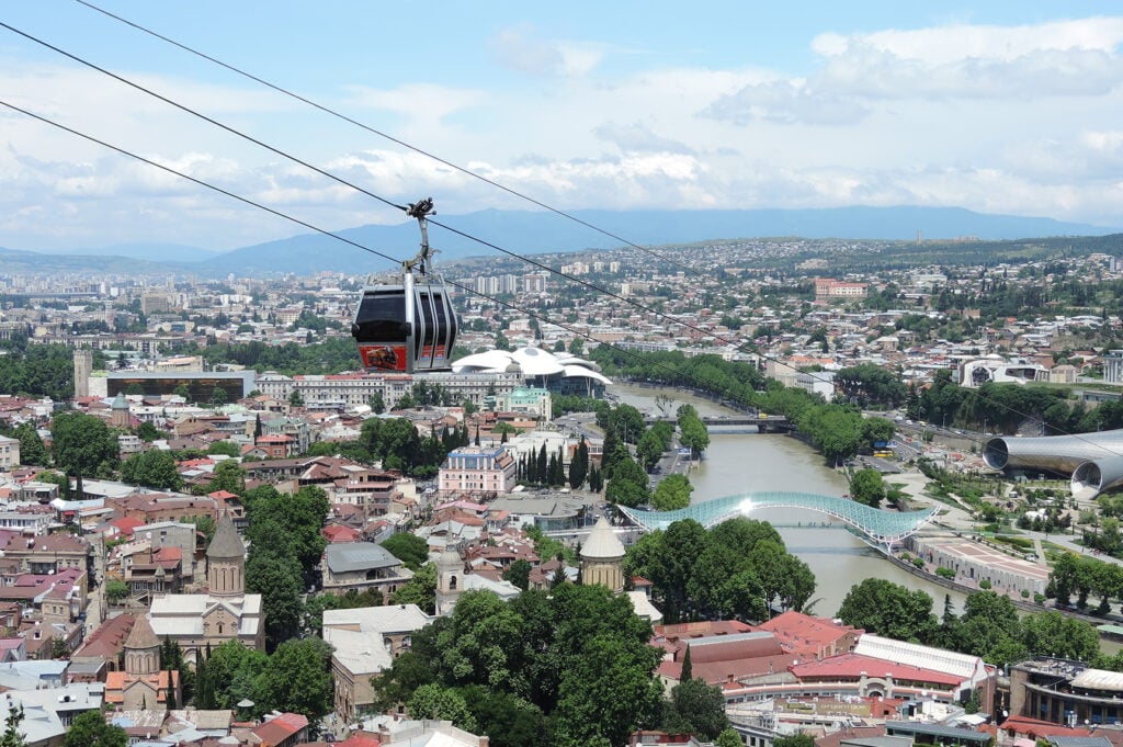 Tbilisi cityscapes with a cable car. Guidelines for activists relocating to Georgia. (Photo: Katarzyna Javaheri-Szpak/WikiMedia)