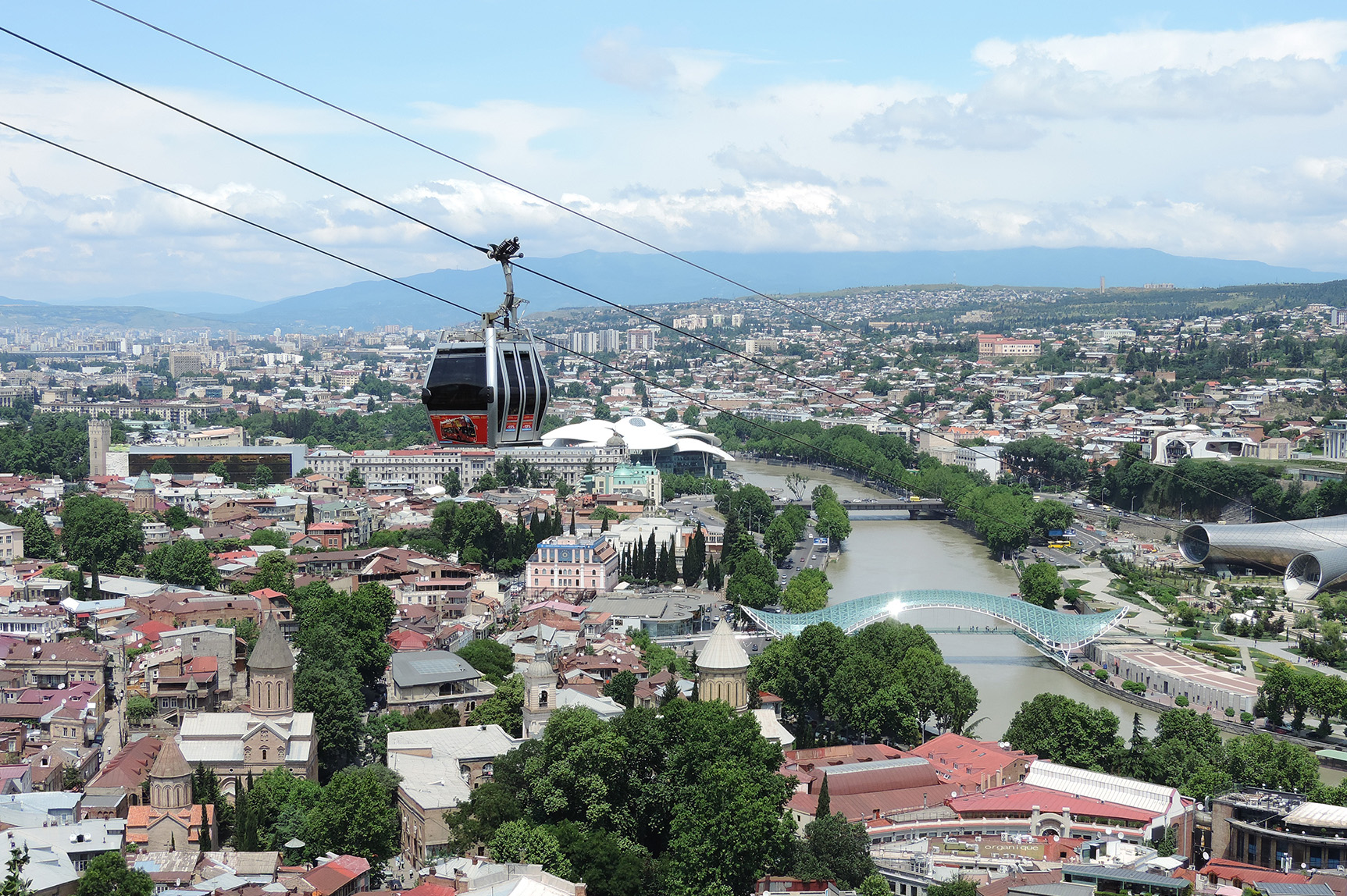 Tbilisi cityscapes with a cable car. (Photo: Katarzyna Javaheri-Szpak/WikiMedia)