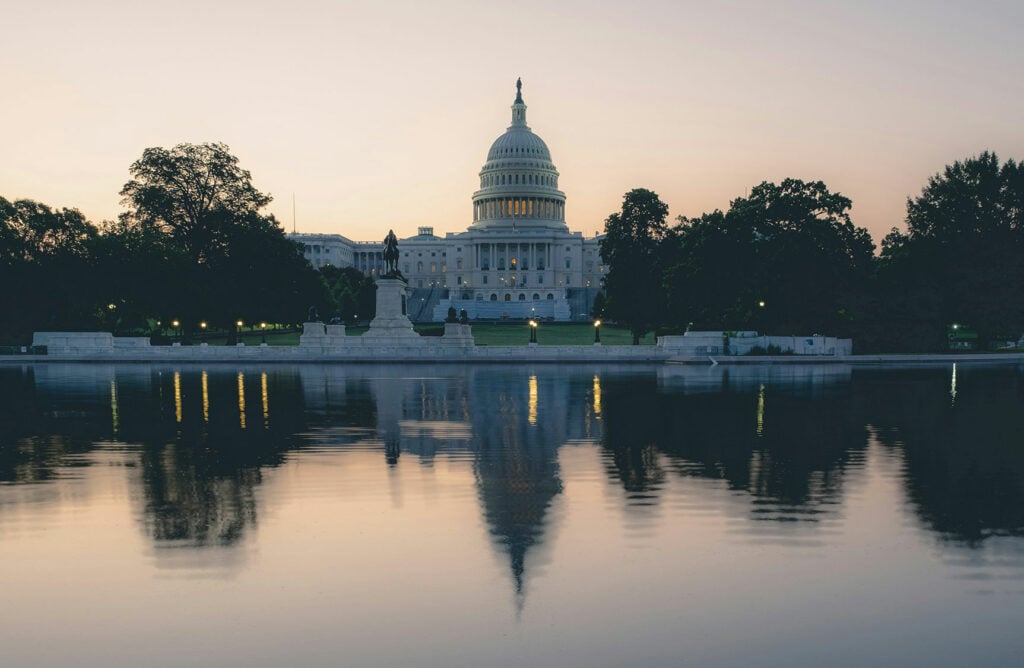 Photo of the White house from across a lake
