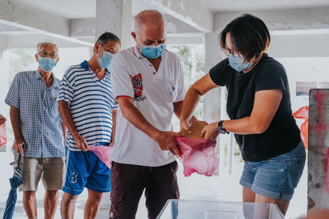 what can donor countries do; women giving food to men in line (photo credit: unsplash.om)