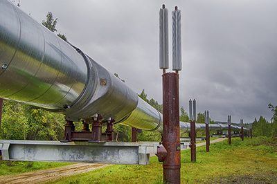 An Alaska pipeline; natural resource governance (Photo: Jim Black/Pixabay)