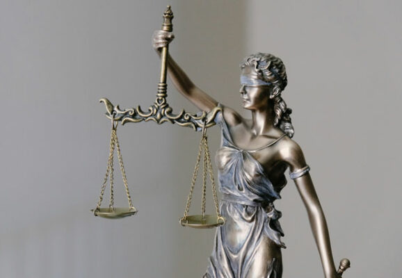 blindfolded law statue (photo credit: unsplash.com)