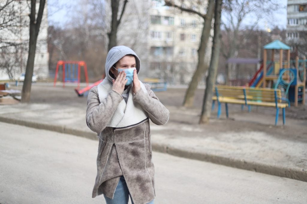 Woman wearing a medical mask outside during the coronavirus pandemic. (Photo: EVG Photos/Pexels)