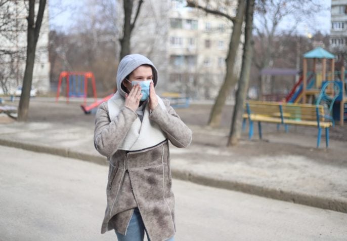 Woman wearing a medical mask outside during the coronavirus pandemic. (Photo: EVG Photos/Pexels)